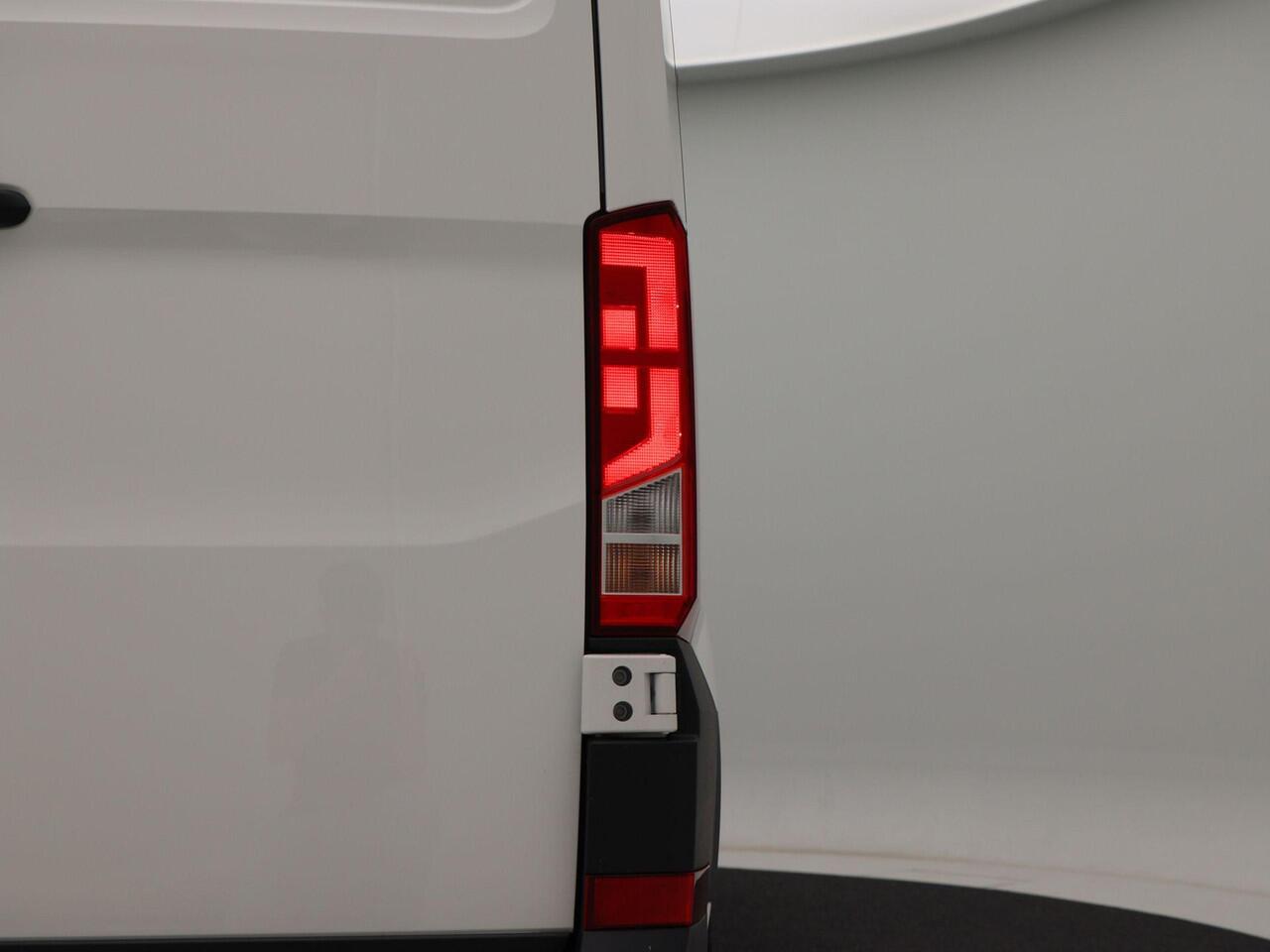 Volkswagen CRAFTER 35 2.0 TDI L3H3 Trendline | 140PK | Laadruimte Betimmering | Side Bars | Hoog dak | Trekhaak |