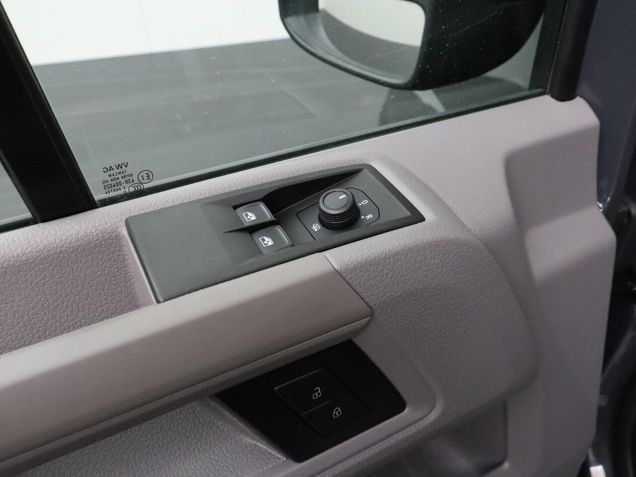 Volkswagen CRAFTER 2.0TDI 140PK L3H2 Highline | 3-Persoons | Navigatie | Camera | Airco | Cruise | Betimmering