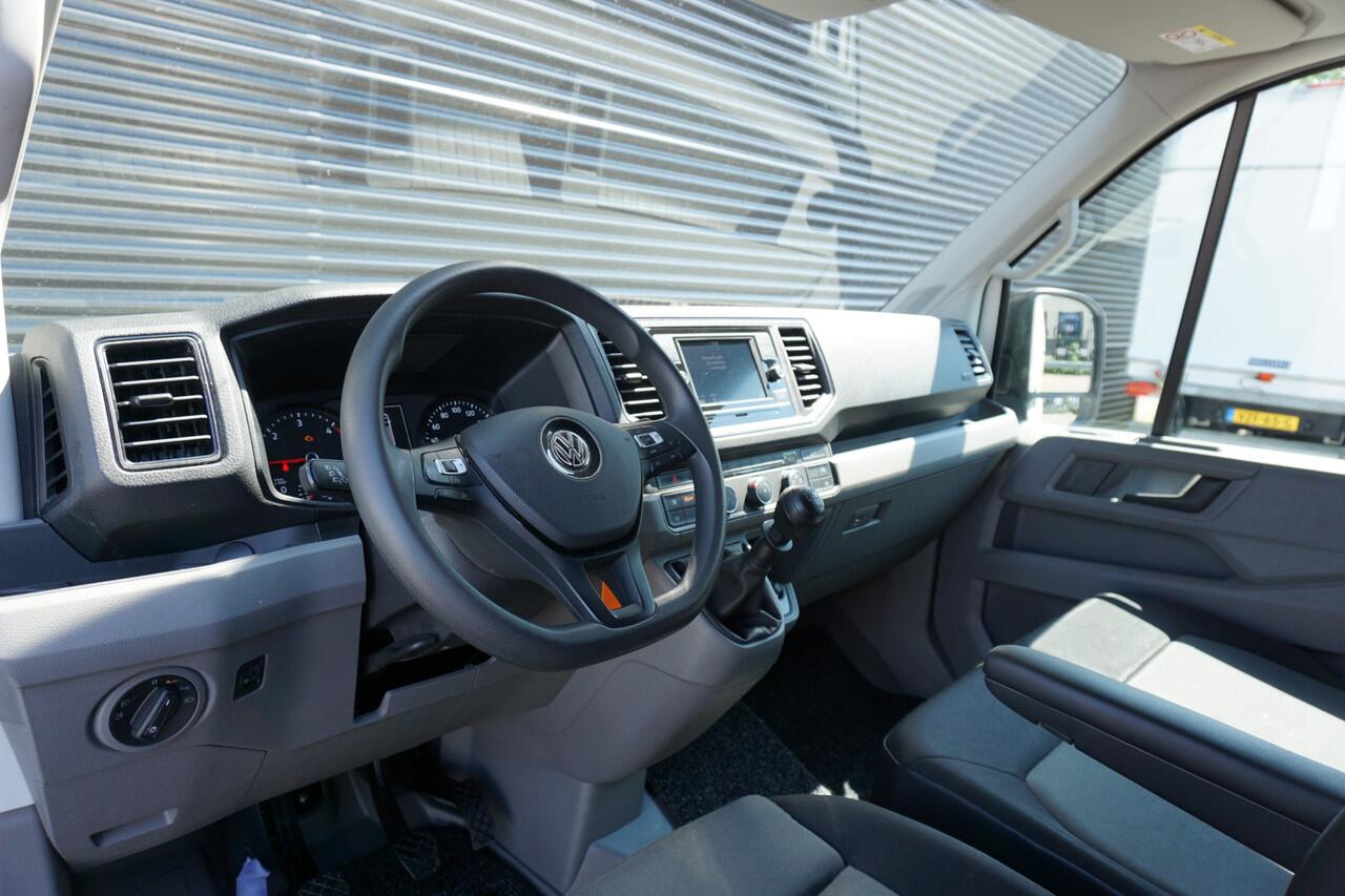 Volkswagen CRAFTER 140PK L3H3/L2H2 Highline Apple Carplay Camera Trekhaak Parkeersensoren Sidebars Voorruitverwarming