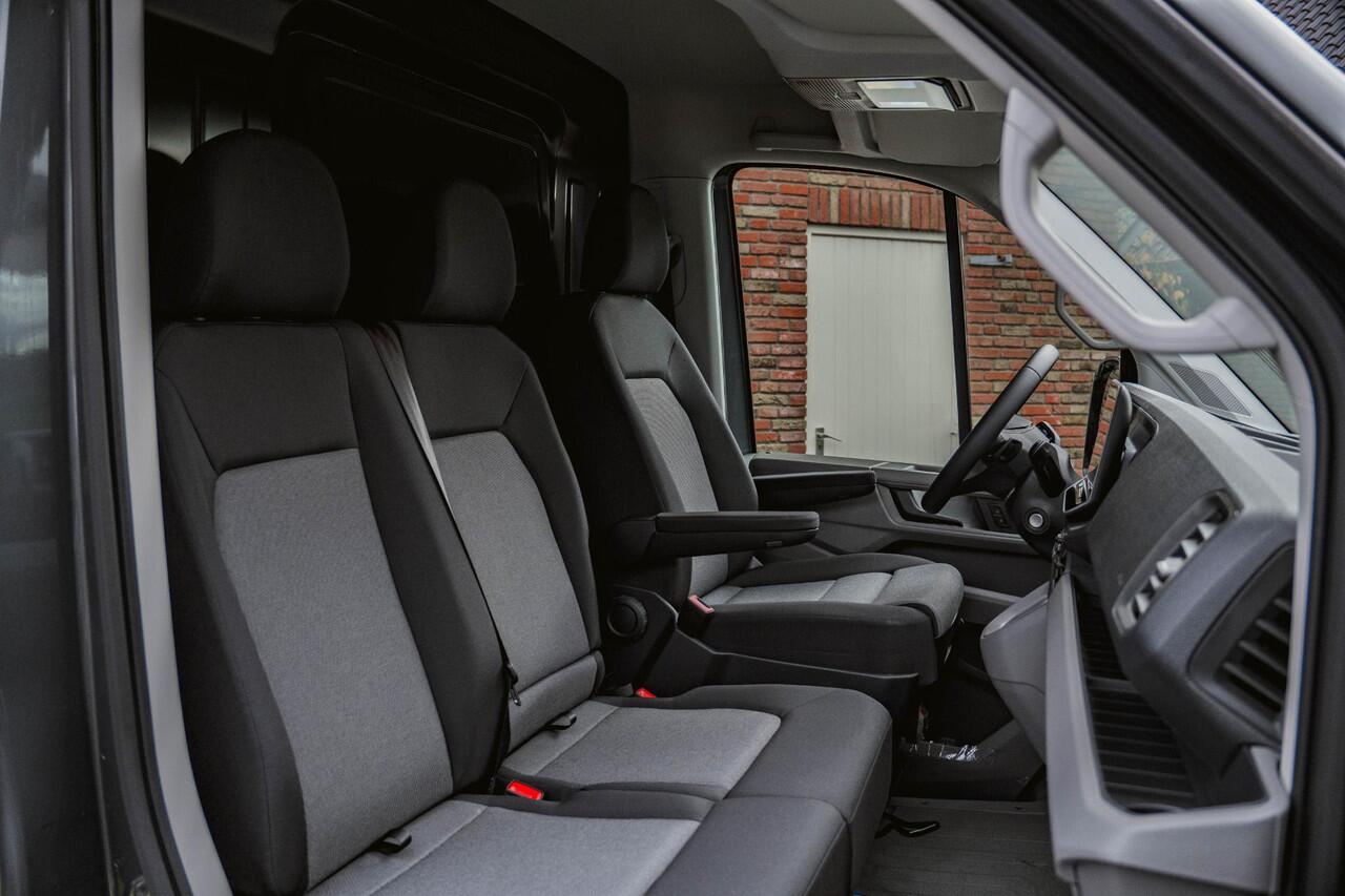 Volkswagen CRAFTER 2.0 TDI 140 pk Aut. L3H2 BPM Vrij Nwe Model Volkswagen Crafter 2.0 TDI 140 pk DSG Aut. L3H2 BPM Vrij Nwe Model Navi, Trekhaak met opstap, LED Koplampen, Camera, PDC V+A, 3-Zits