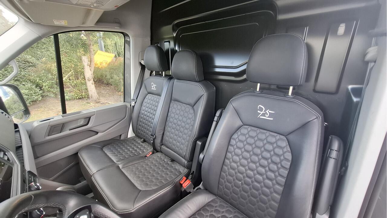 Volkswagen CRAFTER 35 2.0 TDI L3H3 75 Edition 177 pk - Trekhaak / Camera / Leder / LED