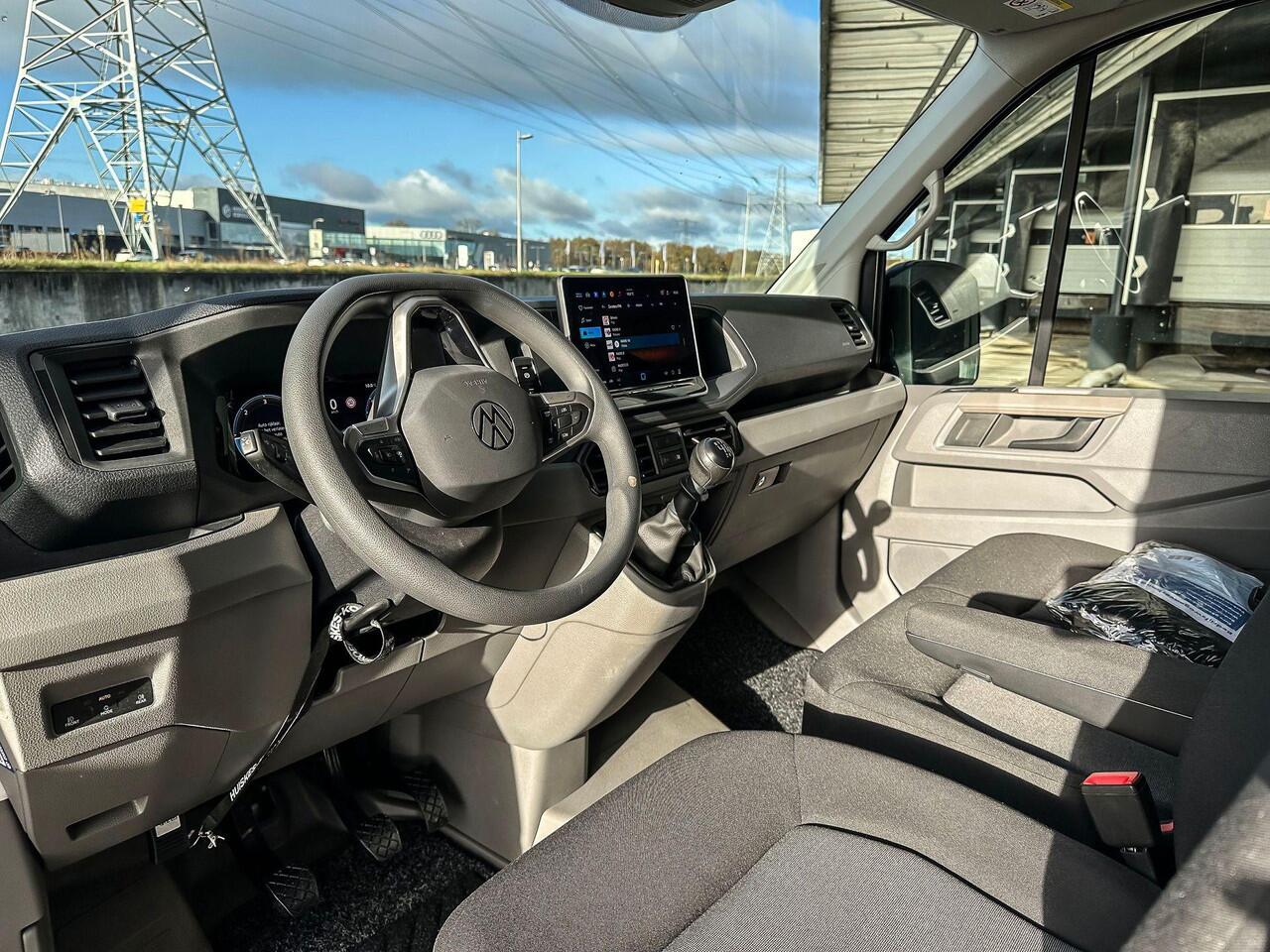 Volkswagen CRAFTER 2.0 TDI 140 PK L3H2 Highline | BPM-vrij | All Seasonbanden | Navigatie (Apple carplay / Android Auto) | Trekhaak | Sidebars | Betimmering | Camera