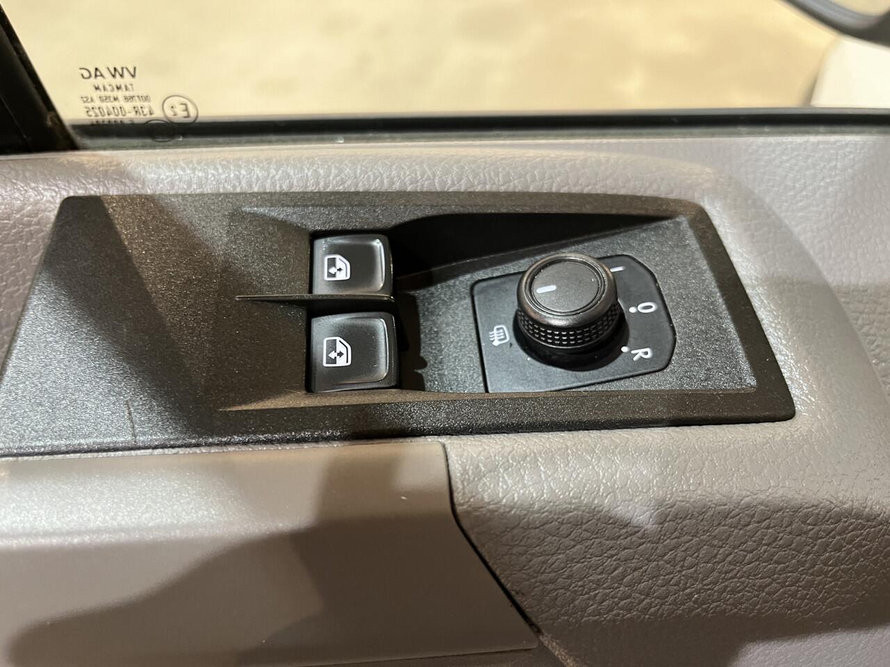 Volkswagen CRAFTER 35 2.0 TDI L3H3 140 PK DSG Automaat / Euro 6 / Airco / Trekhaak 3000 KG / Cruise Control / Camera / CarPlay / 3-Zits / 83.000 KM !!