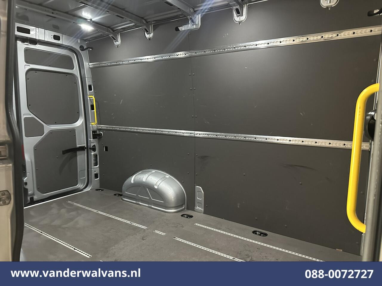 Volkswagen CRAFTER 2.0 TDI 141pk L3H3 L2H2 Euro6 Airco | Camera | Navigatie | Android Auto | Stoelverwarming Parkeersensoren, Bijrijdersbank, 3000kg trekvermogen, zilver