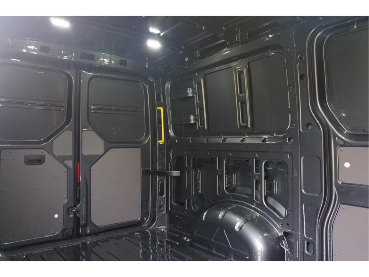 Volkswagen CRAFTER 35 177PK L3H2 AUT Facelift BPM VRIJ!! 13" Navi, Cam, Gev. Stoel, Alarm, LED!! NR. 315