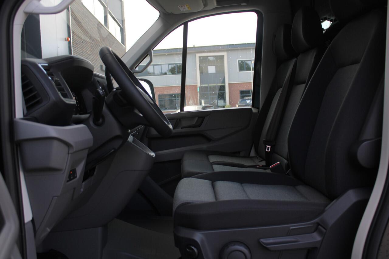 Volkswagen CRAFTER 35 2.0 TDI L3H3 177pk - Facelift - Navigatie - LED - Geveerde stoel - Virtual cockpit - Camera - Trekhaak - Stoelverwarming - Rijklaar