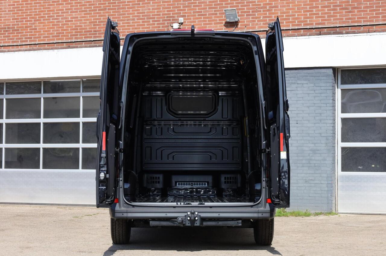 Volkswagen CRAFTER Highline L3H3 140 pk automaat BPM vrij | Trekhaak | Camera | navigatiepakket | vierseizoenbanden