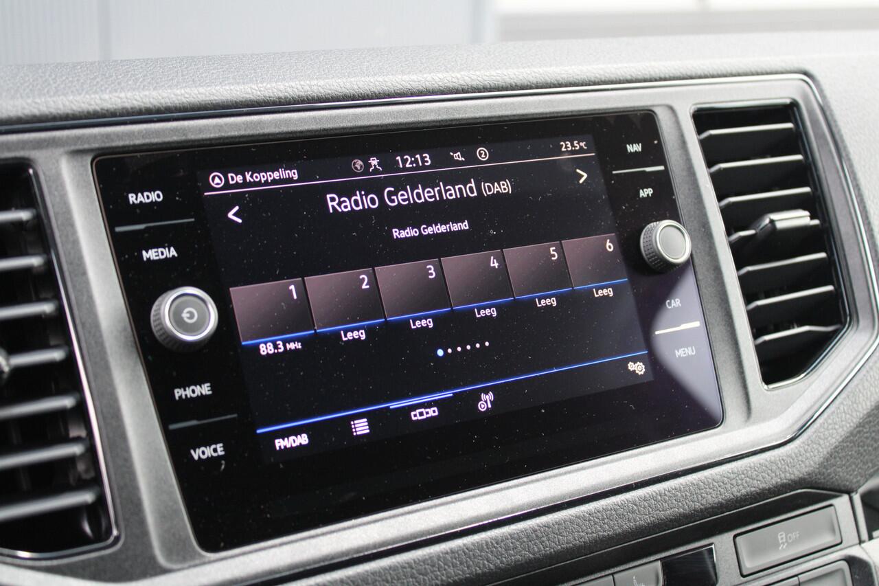 Volkswagen CRAFTER 35 2.0 TDI L3H3 177pk - 2x Schuifdeur - LED - Trekhaak - Navigatie - DAB - Geveerde stoel - Camera - Stoelverwarming - Rijklaar