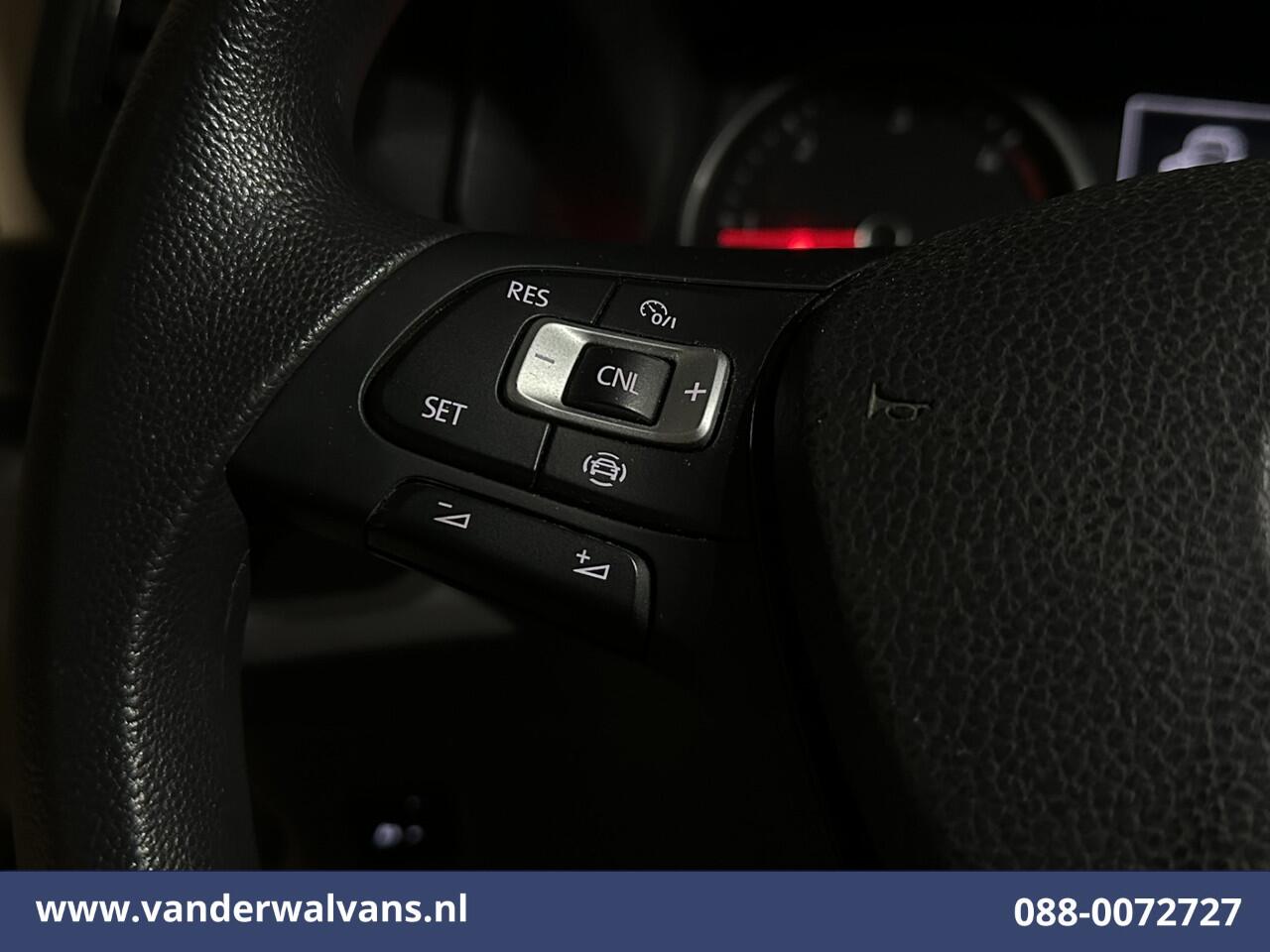 Volkswagen CRAFTER 2.0 TDI 141pk L3H3 L2H2 Euro6 Airco | Camera | Apple Carplay | Cruisecontrol | Chauffeursstoel Parkeersensoren, Bijrijdersbank, 3000kg trekvermogen, Android Auto, zilver