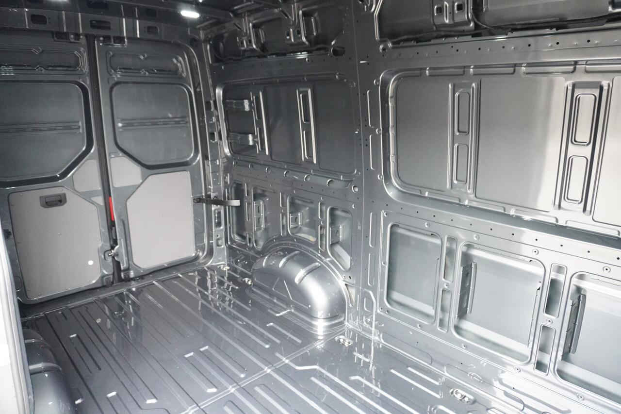 Volkswagen CRAFTER 35 2.0 TDI L3H3 177 PK Aut. Highline, Navigatie , Cruise control, Alarm, Comfort bijrijdersstoel