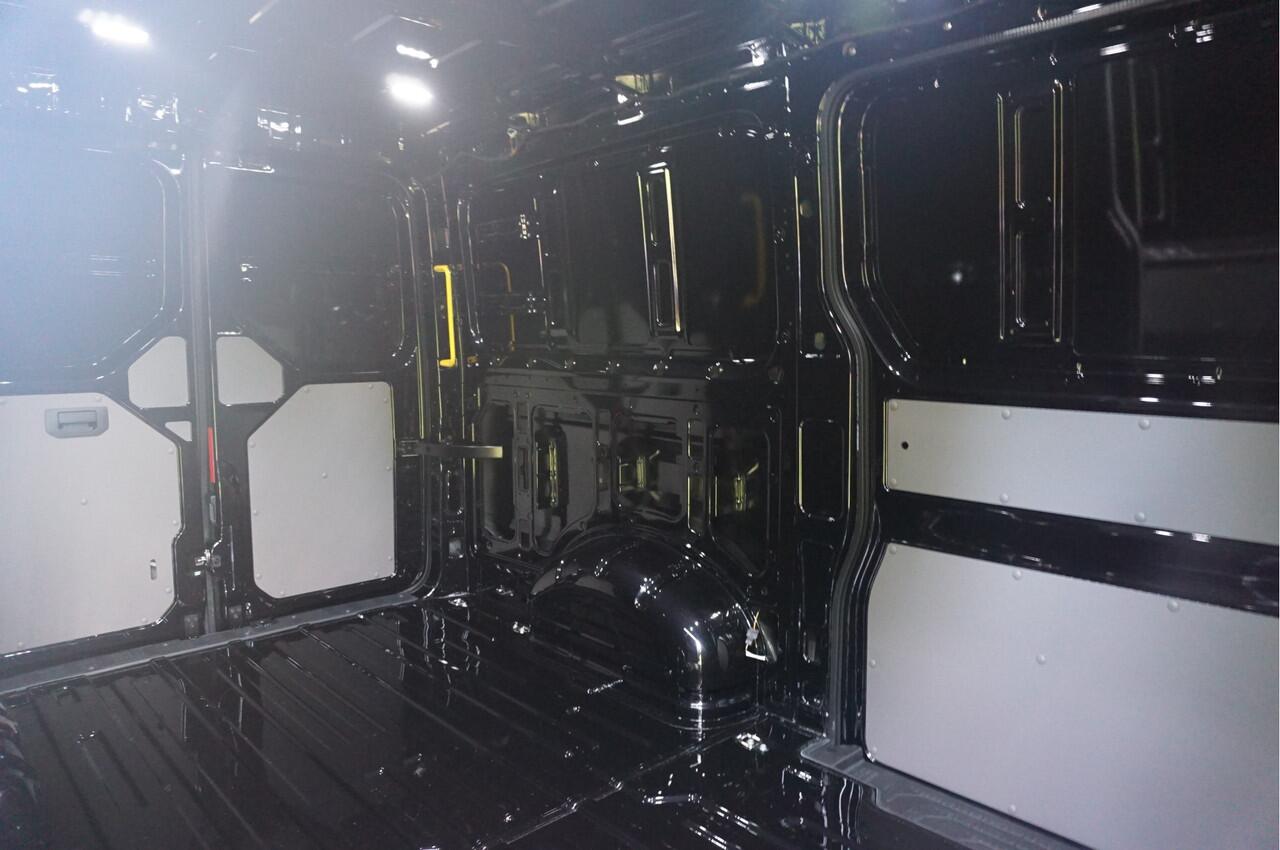 Volkswagen CRAFTER 35 177PK L3H2 AUT Facelift BPM VRIJ!! 13" Navi, Cam, Gev. Stoel, Alarm, LED!! NR. 323