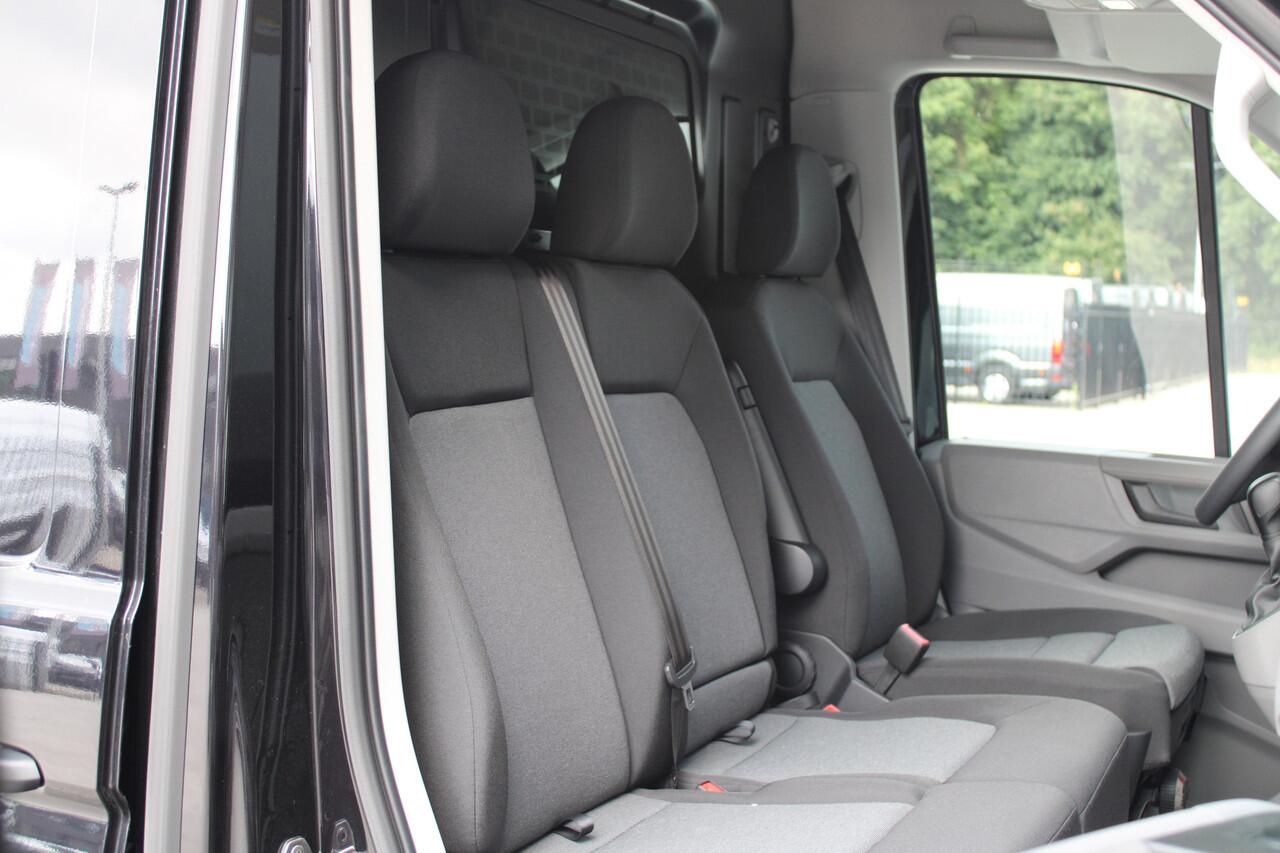 Volkswagen CRAFTER 35 2.0 TDI L3H3 177pk - 2x Schuifdeur - LED - Trekhaak - Navigatie - DAB - Geveerde stoel - Camera - Stoelverwarming - Rijklaar