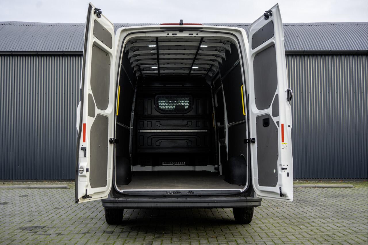 Volkswagen CRAFTER 35 2.0 TDI L4H3 | 177PK | Automaat | NW Interieur | Navi | Camera | Carplay