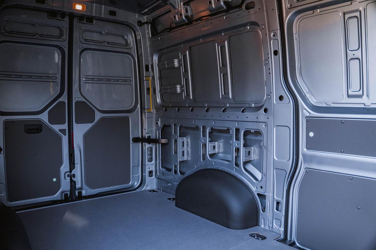 Volkswagen CRAFTER 2.0 TDI 140PK Automaat L3H3 Comfortline 2x LED | NAVI | Camera | Trekhaak | Airco |