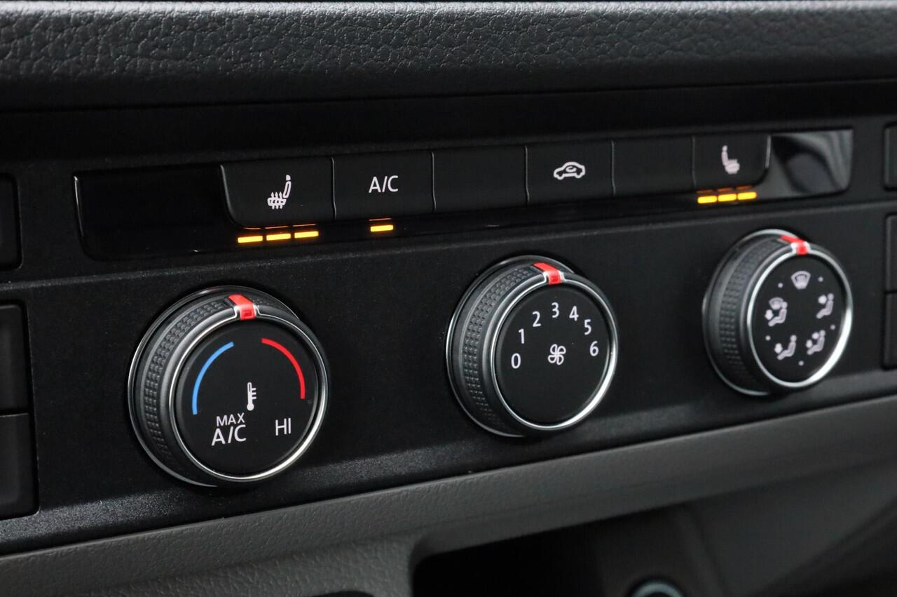 Volkswagen CRAFTER Exclusive L3H3 140PK GVW 3.5T BPM vrij | Achteruitrijcamera | LED koplampen | Navigatie | Stuurwiel verwarmd | Park Assist | Trekhaak | Climatronic | Adaptive Cruise Control | Apple CarPlay / Android auto | DAB | 17 inch lichtmetalen velgen | Grootlichtas