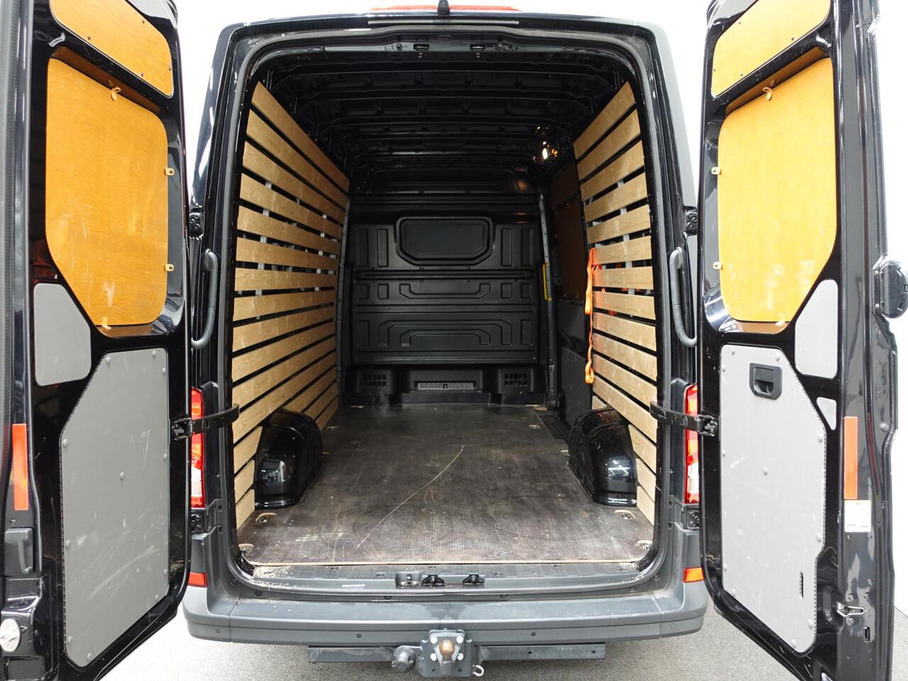 Volkswagen CRAFTER 177pk Automaat L3H3 L2H2 Highline Airco App-connect ACC Camera Trekhaak