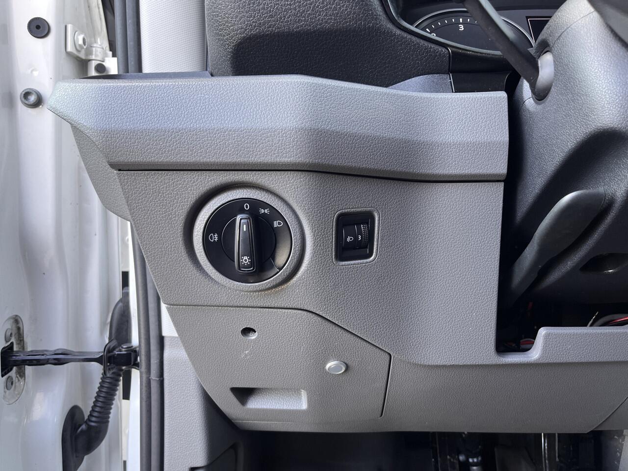 Volkswagen CRAFTER 35 2.0 TDI L3H3 oud L2H2 140pk Airco Cruise control Trekhaak 3000kg Kastinrichting Omvormer Standkachel werkplaats Navigatiesysteem Telefoonverbinding 2-Persoons Camera Euro 6