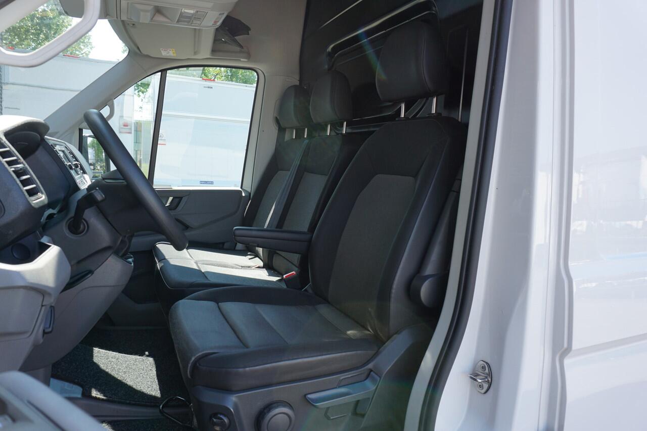 Volkswagen CRAFTER 140PK L3H3/L2H2 Highline Apple Carplay Camera Trekhaak Parkeersensoren Sidebars Voorruitverwarming