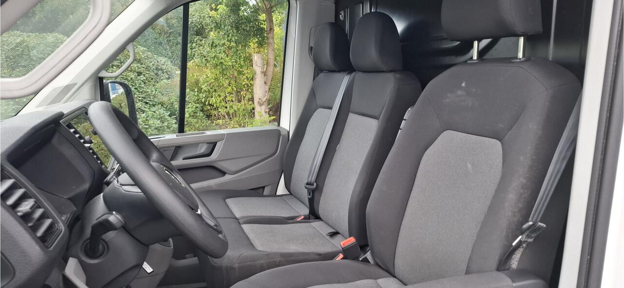 Volkswagen CRAFTER 35 2.0 TDI L3H3 Comfortline 140 pk Automaat / Trekhaak / Navigatie