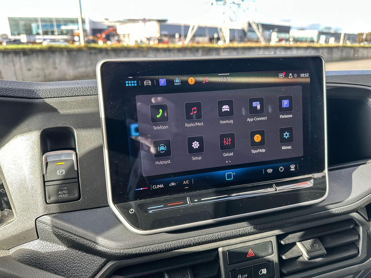 Volkswagen CRAFTER 2.0 TDI 140 PK L3H2 Highline | BPM-vrij | All Seasonbanden | Navigatie (Apple carplay / Android Auto) | Trekhaak | Sidebars | Betimmering | Camera