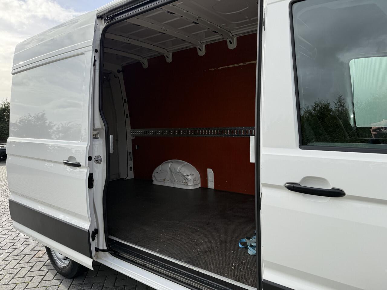 Volkswagen CRAFTER 35 2.0 TDI HIGHLINE+ / L3H3 / 750 KG DHOLLANDIA HYDR. LAADKLEP / AIRCO / CRUISE / NAVI / CAMERA / CARPLAY