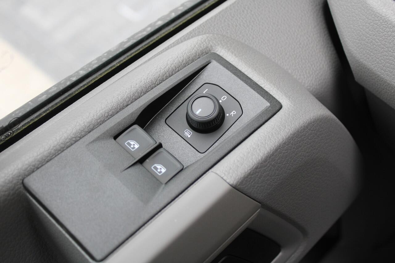 Volkswagen CRAFTER 35 2.0 TDI L3H3 177pk - LED koplampen - Navigatie - Geveerde stoel - Cruise - Camera - DAB - Parkeersensoren - Rijklaar