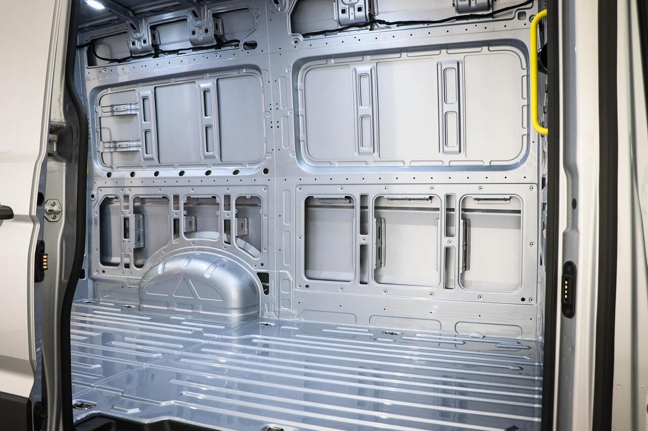 Volkswagen CRAFTER 35 2.0 TDI L3H3 Trendline | LED | CLIMA | STUURWIELVERWARMING | NAVI | DAB | APPLE | CAMERA