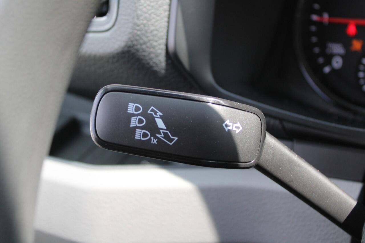 Volkswagen CRAFTER 35 2.0 TDI L3H3 177pk - 2x Schuifdeur - LED - Trekhaak - Navigatie - DAB - Geveerde stoel - Camera - Stoelverwarming - Rijklaar