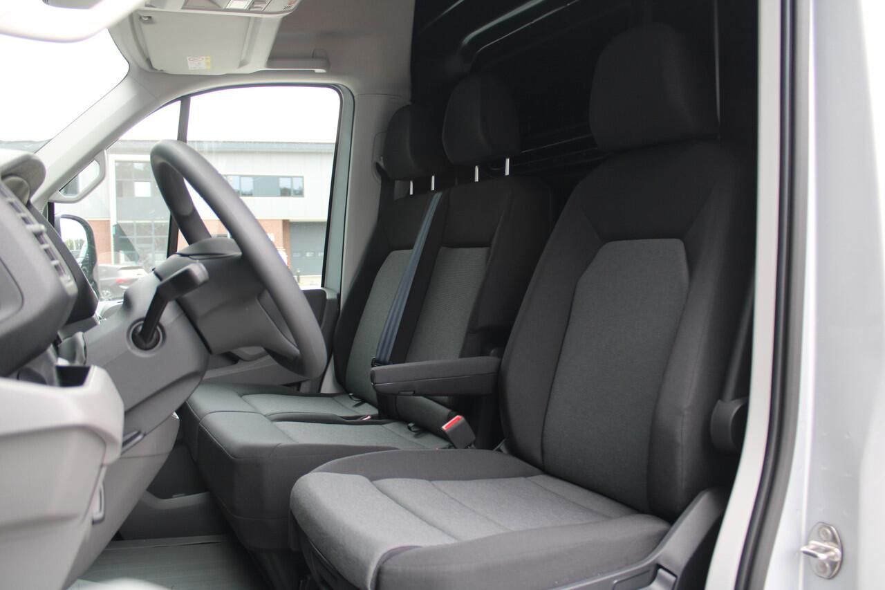 Volkswagen CRAFTER 35 2.0 TDI L3H3 177pk - LED koplampen - Navigatie - Geveerde stoel - Cruise - Camera - DAB - Parkeersensoren - Rijklaar