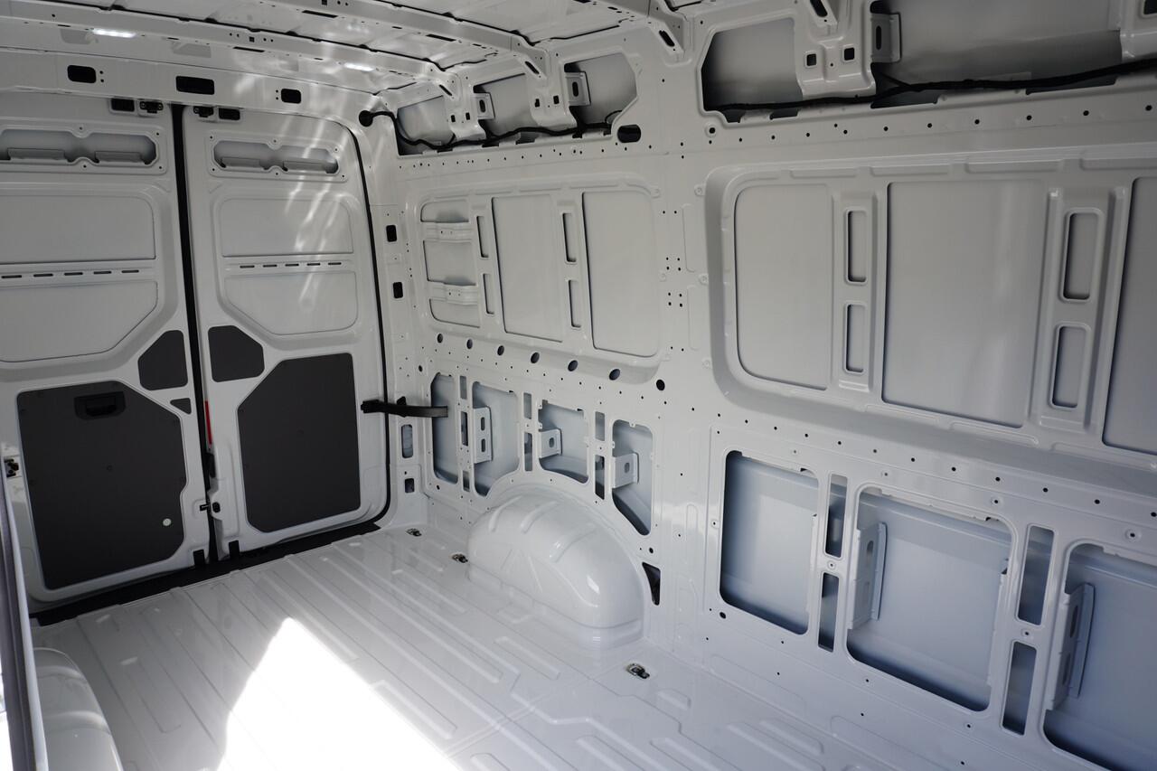 Volkswagen CRAFTER 30 2.0 TDI L3H3 177 PK Aut. Exclusive, LED koplampen, Adaptive cruise control, Alarm, Stuurverwarming