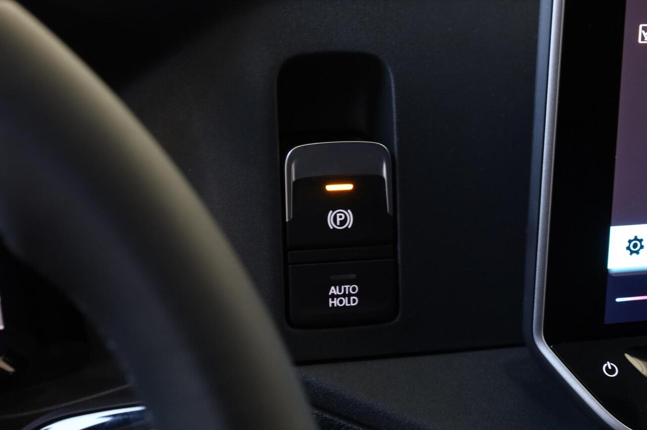 Volkswagen CRAFTER Highline L3H3 140 pk automaat BPM vrij | Trekhaak | Camera | navigatiepakket | vierseizoenbanden