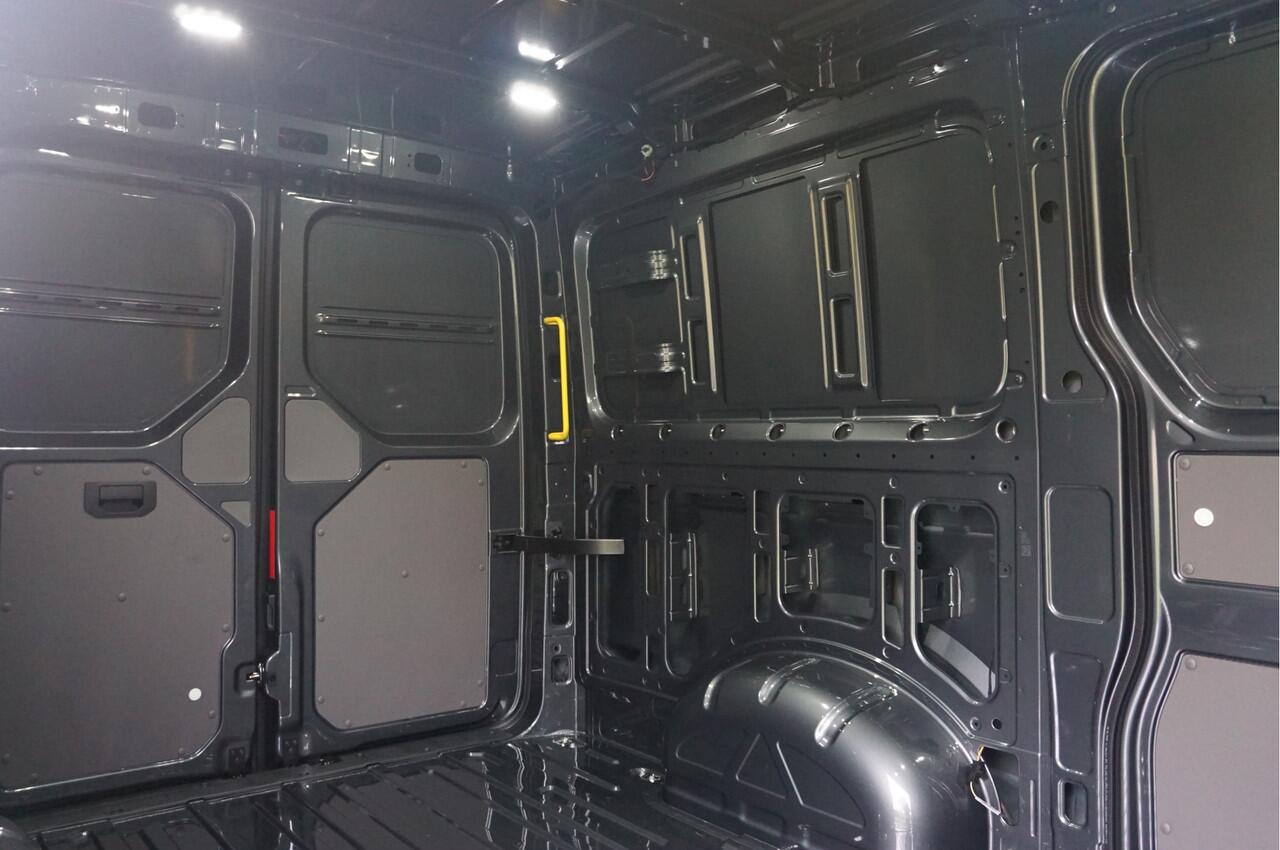 Volkswagen CRAFTER 35 177PK L3H2 AUT Facelift BPM VRIJ!! 13" Navi, Cam, Gev. Stoel, Alarm, LED!! NR. 341