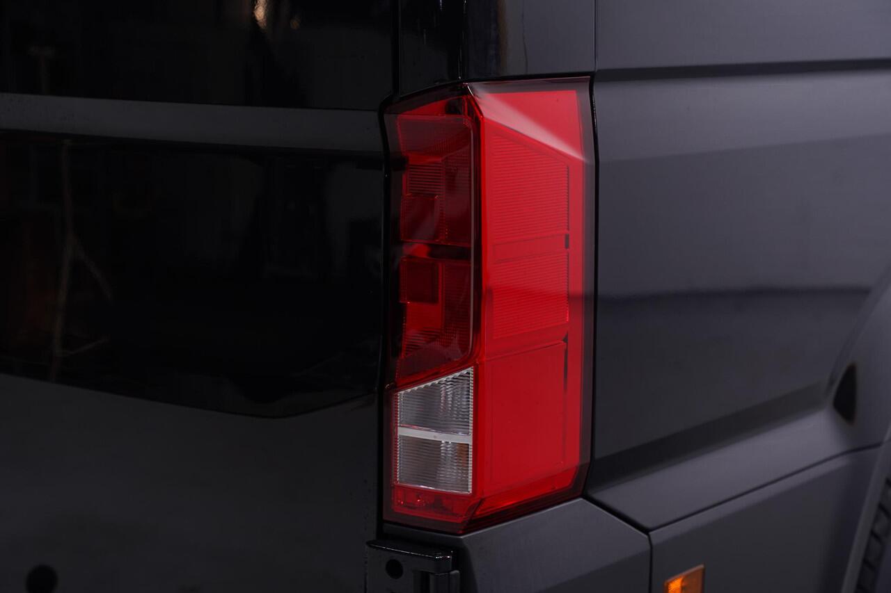 Volkswagen CRAFTER 2.0 TDI 177 pk DSG Aut. L3H3 Nieuw BPM vrij Navi 2x Schuifdeur, LED Koplampen, Trekhaak met 1/2 Opstap, 3-Zits