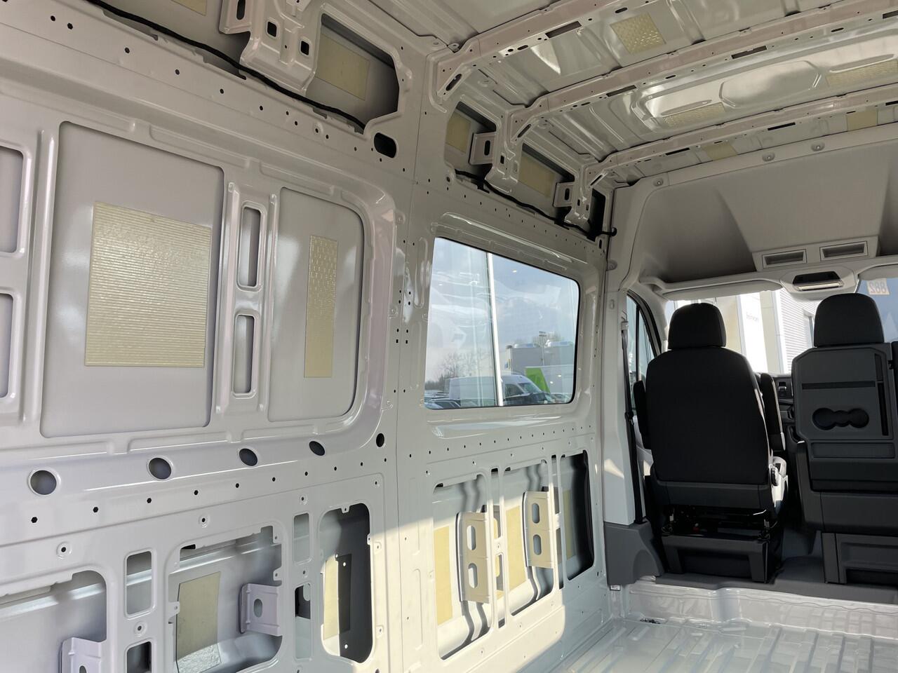 Volkswagen CRAFTER 35 2.0 TDI 140 Pk | L3H3 | Trekhaak | App connect | Diverse ombouw mogelijkheden toepasbaar