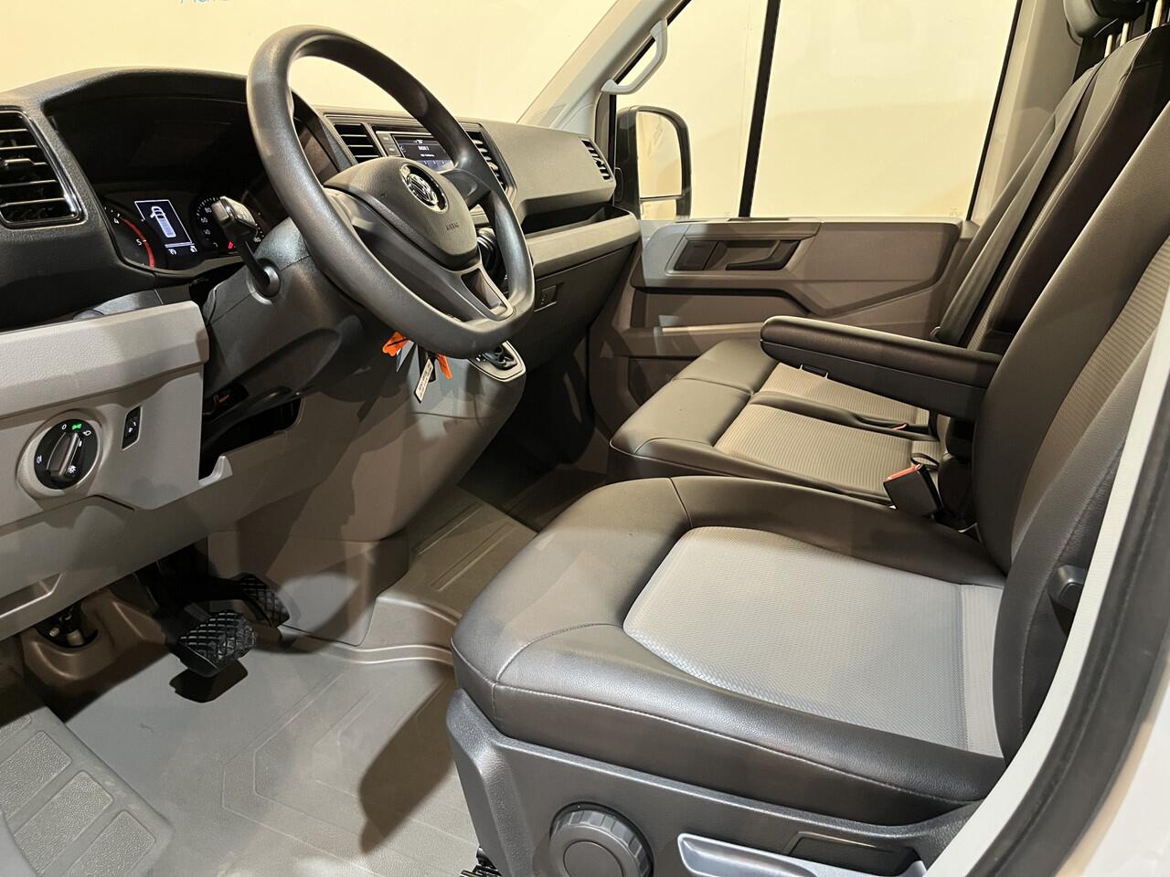 Volkswagen CRAFTER 35 2.0 TDI L3H3 140 PK DSG Automaat / Euro 6 / Airco / Trekhaak 3000 KG / Cruise Control / Camera / CarPlay / 3-Zits / 83.000 KM !!