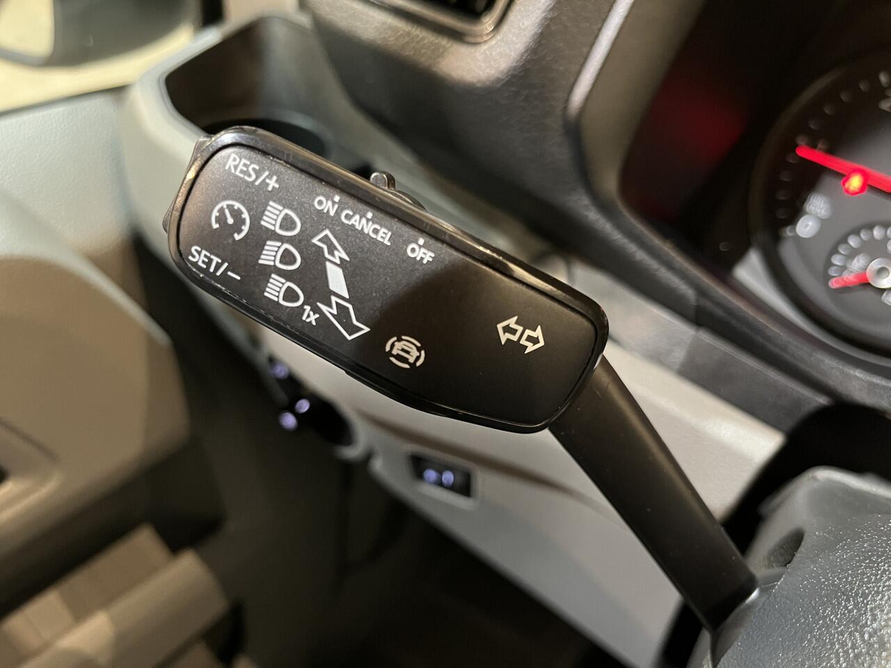 Volkswagen CRAFTER 35 2.0 TDI L3H3 140 PK DSG Automaat / Euro 6 / Airco / Trekhaak 3000 KG / Cruise Control / Camera / CarPlay / 3-Zits / 83.000 KM !!