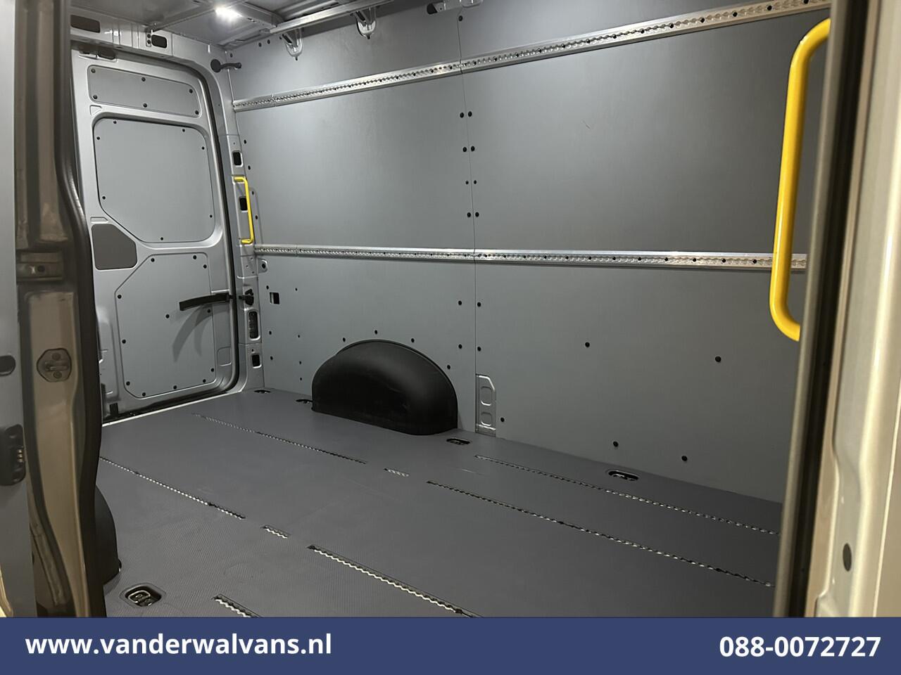 Volkswagen CRAFTER 2.0 TDI 141pk L3H3 L2H2 Euro6 Airco | Camera | Apple Carplay | Android Auto Parkeersensoren, Bijrijdersbank, 3000kg trekvermogen, zilver