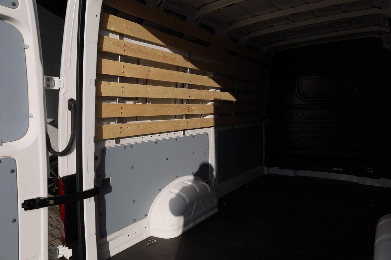 Volkswagen CRAFTER 30 2.0 TDI 140PK L3H3 Highline | Trekhaak | Geveerde stoel | Camera | Leder | Verwarmbare voorruit