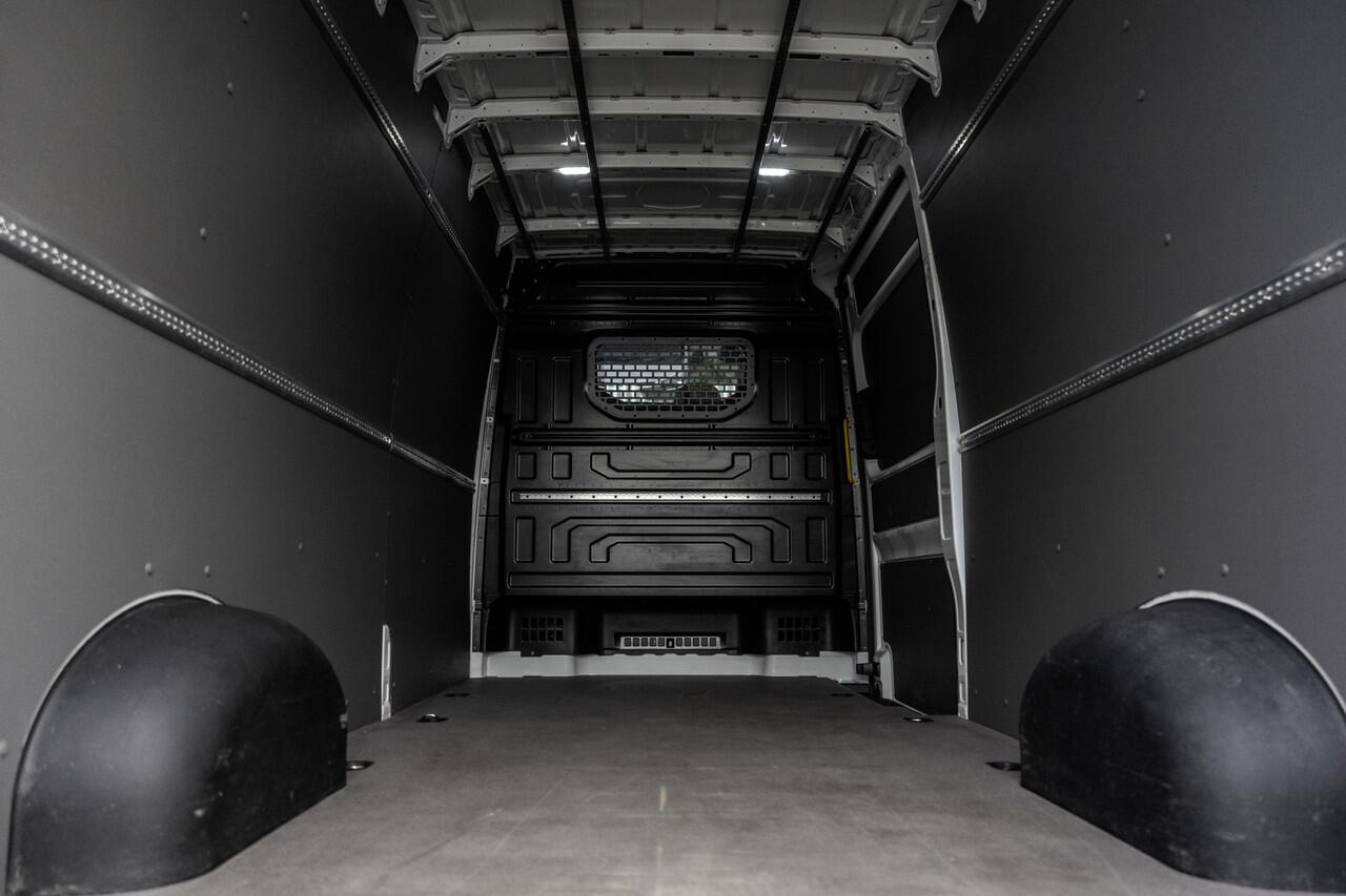 Volkswagen CRAFTER 35 2.0 TDI L4H3 | 177PK | Automaat | NW Interieur | Navi | Camera | Carplay