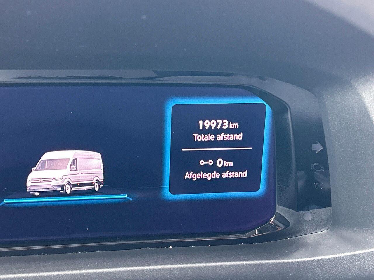 Volkswagen CRAFTER 2.0 TDI 140 PK L3H2 Highline | BPM-vrij | All Seasonbanden | Navigatie (Apple carplay / Android Auto) | Trekhaak | Sidebars | Betimmering | Camera