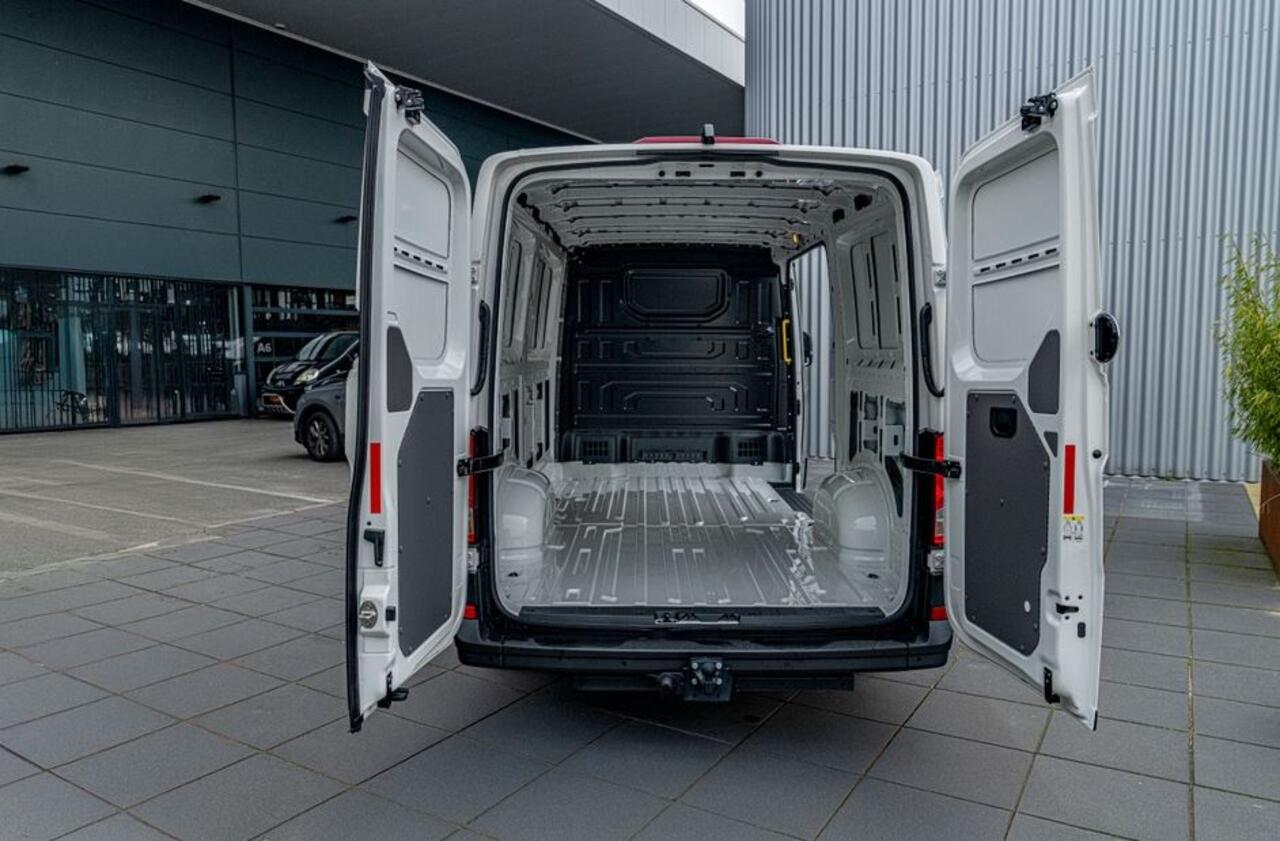 Volkswagen CRAFTER GP L3H2 2.0 TDI 140pk 3.5T Trendline /Direct leverbaar /BPM-vrij .