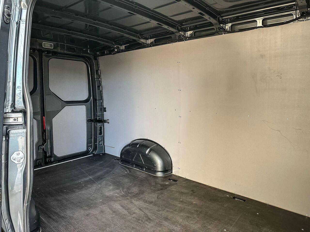 Volkswagen CRAFTER 2.0 TDI 140 PK L3H2 Highline | BPM-vrij | All Seasonbanden | Navigatie (Apple carplay / Android Auto) | Trekhaak | Sidebars | Betimmering | Camera