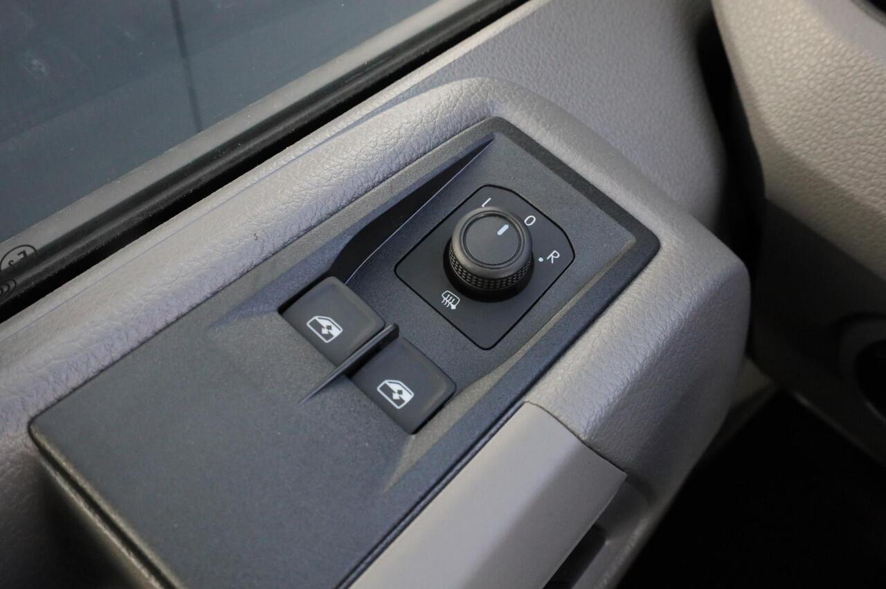 Volkswagen CRAFTER Trendline 140pk automaat L3H3 GVW 3.5T BPM vrij | Achteruitrijcamera | Climatic | DAB | Bijrijdersbank