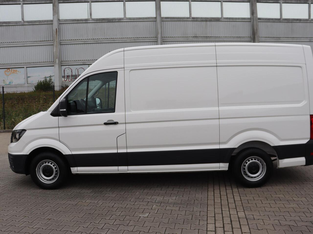 Volkswagen CRAFTER Bedrijfswagens Highline L3H3 2.0 TDI EU6 103 kW 140 pk 3.0T hand | ErgoComfort geveerde bestuurdersstoel | Bijrijdersbank | Trailer assist | Cruise control | Achteruitrijcamera |