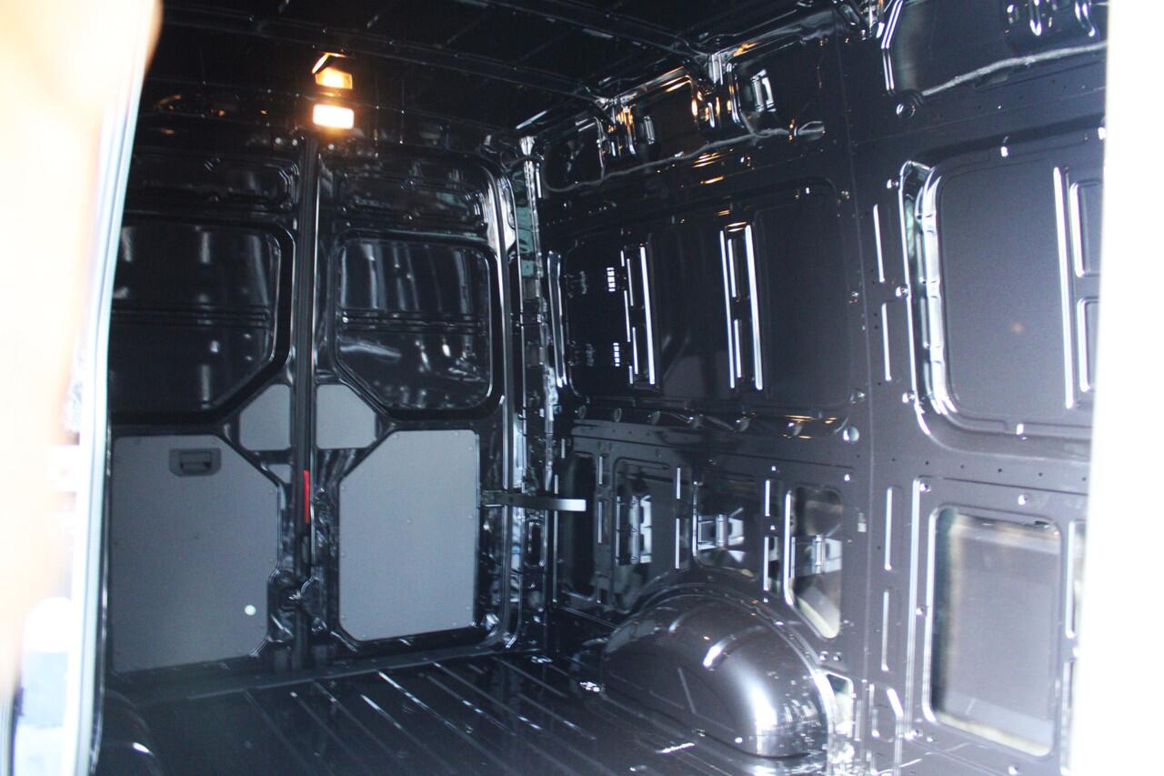 Volkswagen CRAFTER 35 2.0 TDI L3H3 177pk - Facelift - Navigatie - LED - Geveerde stoel - Virtual cockpit - Camera - Trekhaak - Stoelverwarming - Rijklaar