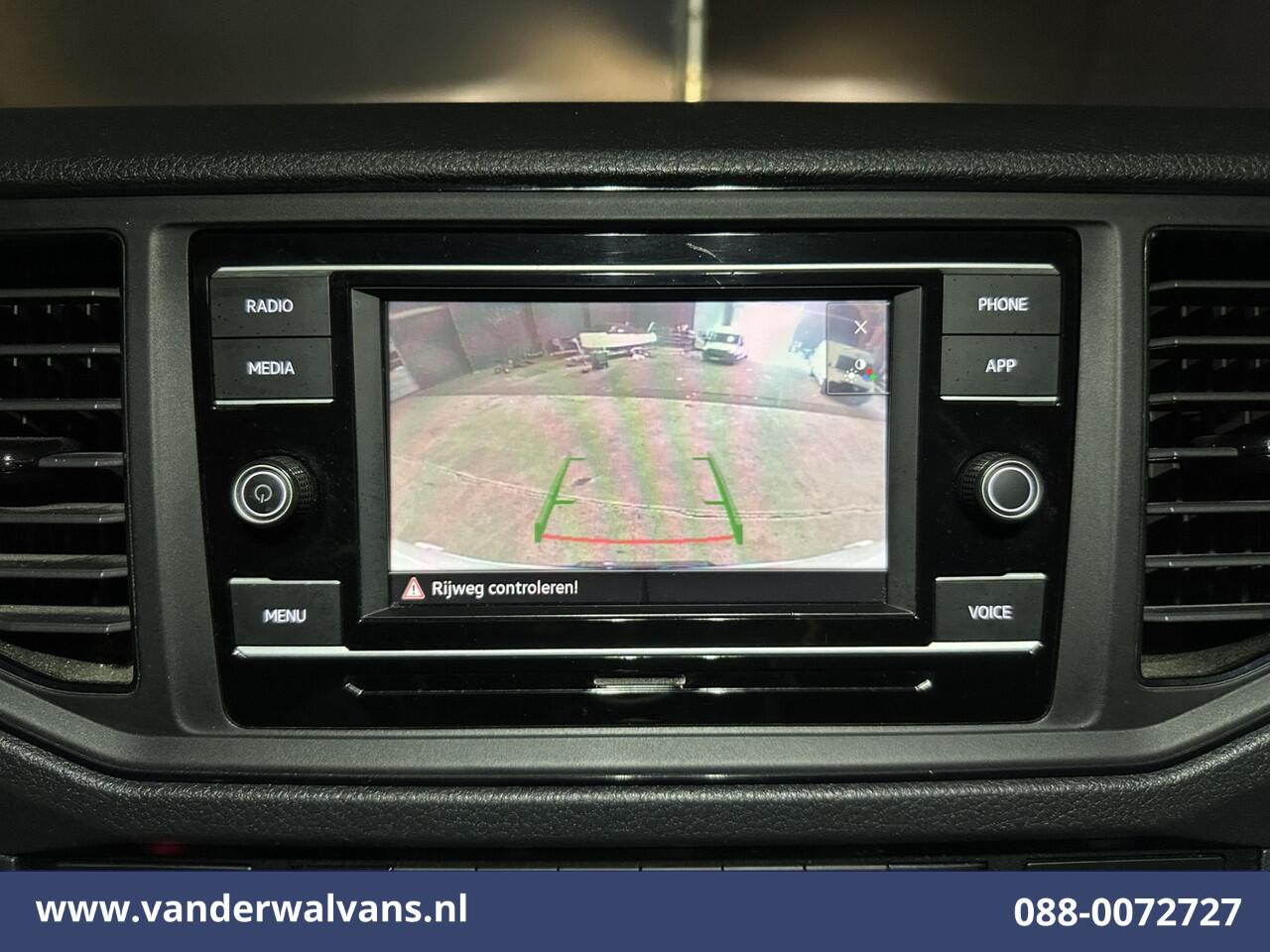 Volkswagen CRAFTER 2.0 TDI 141pk L3H3 L2H2 Euro6 Airco | Camera | Apple Carplay | Android Auto | Cruisecontrol | Massagestoel Chauffeursstoel, 2800kg trekvermogen