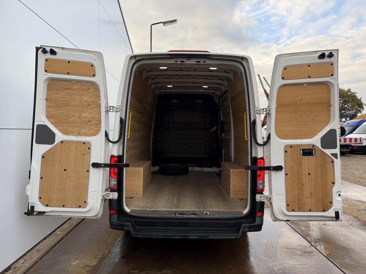Volkswagen CRAFTER 2.0 TDI 140PK L3H3 Airco Cruise Control Carplay Parkeersensoren voor achter