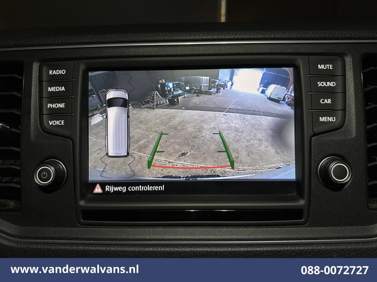 Volkswagen CRAFTER 2.0 TDI 141pk L3H3 L2H2 Euro6 Airco | Camera | Apple Carplay | Android Auto Parkeersensoren, Bijrijdersbank, 3000kg trekvermogen, zilver