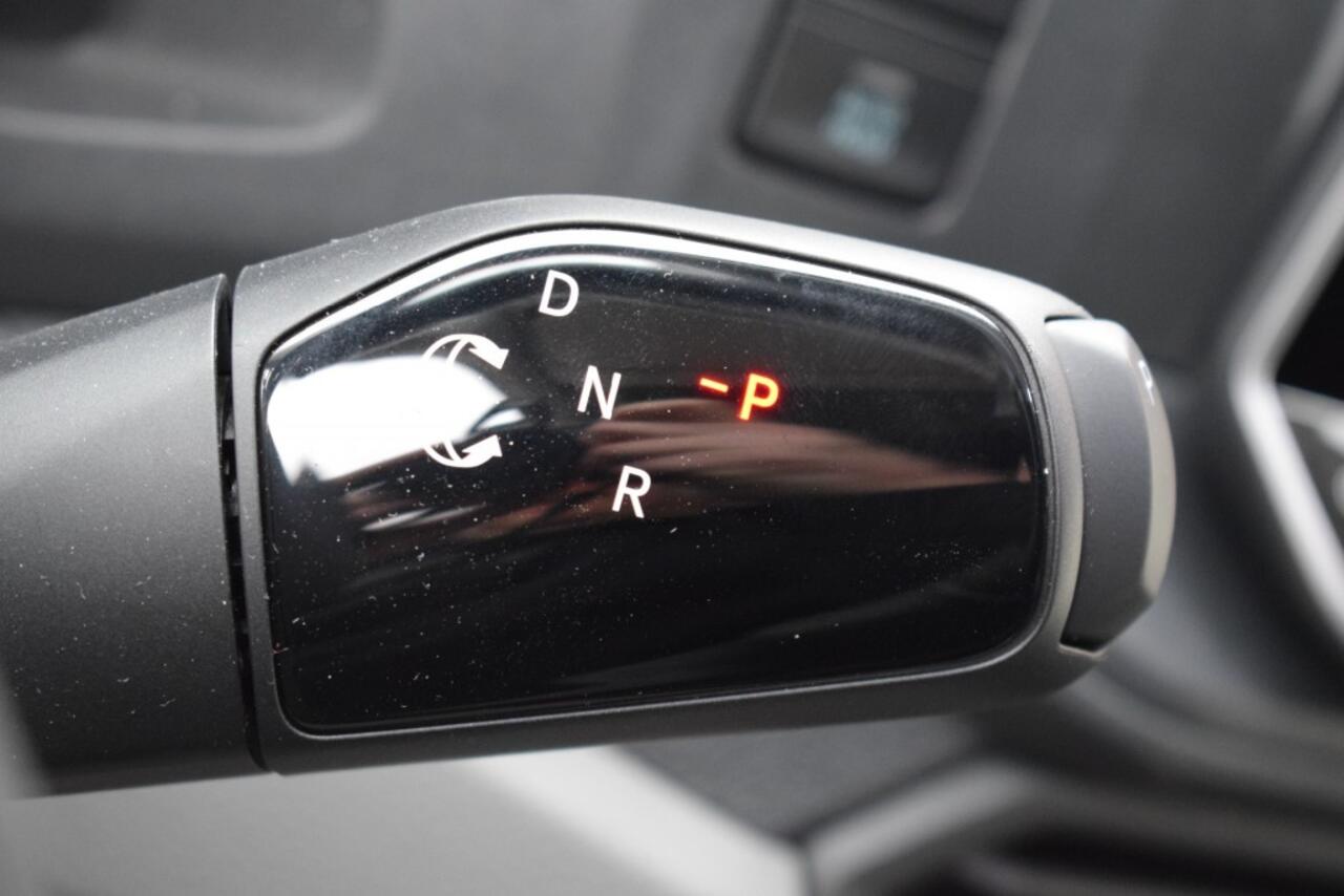 Volkswagen CRAFTER 2.0 TDI L3H3 Highline MY25 AUTOMAAT LED TREKHAAK GEVEERDE STOEL