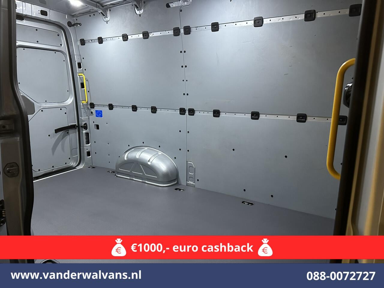 Volkswagen CRAFTER 2.0 TDI 141pk L3H3 L2H2 Euro6 Airco | Navigatie | Apple Carplay | Cruisecontrol Android Auto, Bijrijdersbank, 3000kg trekvermogen, zilver